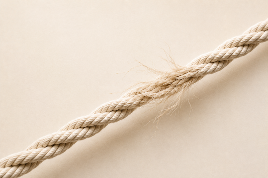 Corde crème effilochée sur fond beige — stress et peau